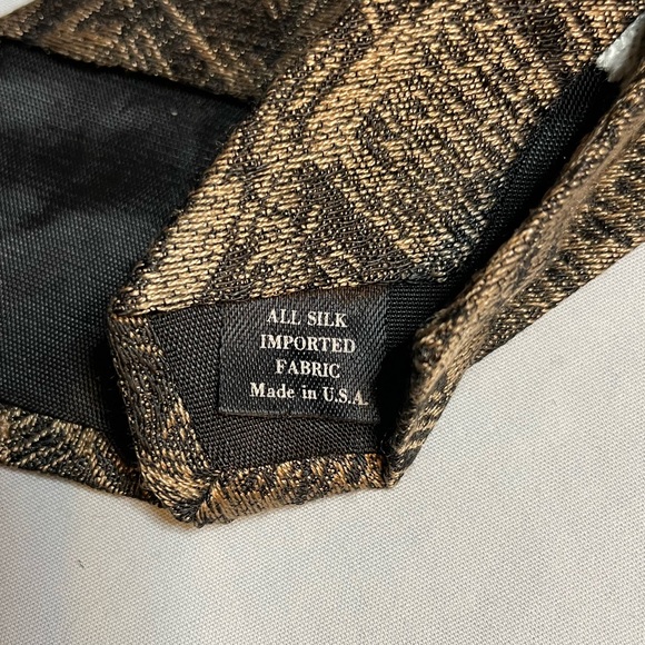 Vintage INSIGNIA Tie By: Martin Wong, Handmade in the USA, “Pure Silk” - Picture 6 of 7
